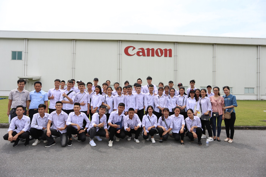 Đoàn Trường THPT Lam Hồng chụp ảnh lưu niệm tại Công ty THHH Canon Việt Nam. Đoàn Trường THPT Lam Hồng chụp ảnh lưu niệm tại Công ty THHH Canon Việt Nam.