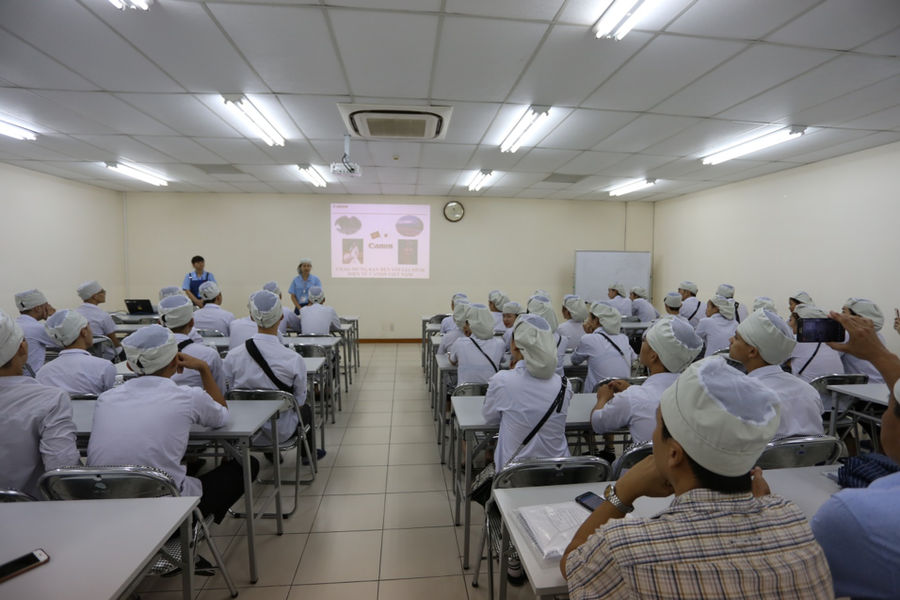 Đại diện Công ty TNHH Điện tử Canon Việt Nam giới thiệu những nét cơ bản về Công ty. Đại diện Công ty TNHH Điện tử Canon Việt Nam giới thiệu những nét cơ bản về Công ty.