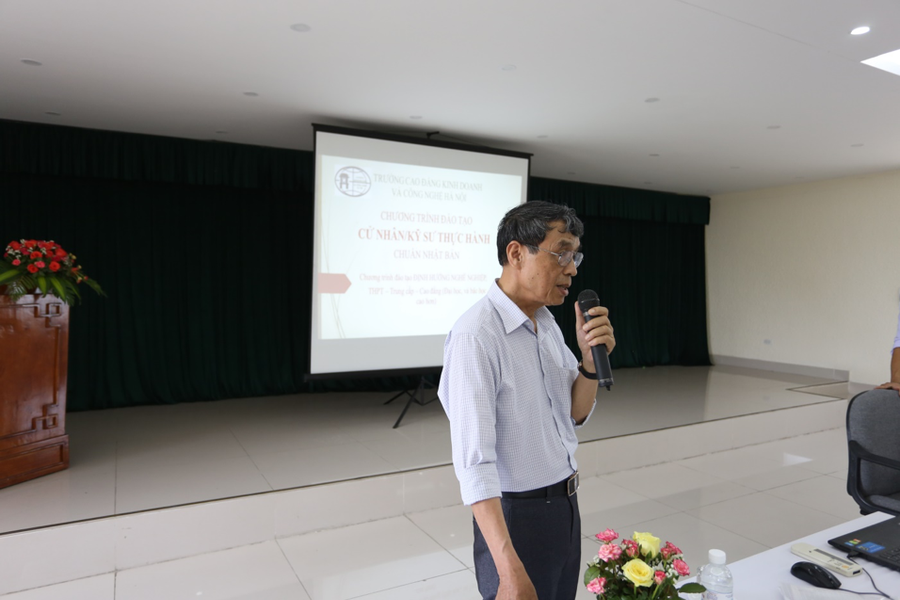 TS. Phạm Thanh Hải - Phó Hiệu trưởng Trường Cao đẳng Kinh doanh và Công nghệ Hà Nội giới thiệu về trường và chương trình đào tạo kỹ sư thực hành chuẩn Nhật Bản. TS. Phạm Thanh Hải - Phó Hiệu trưởng Trường Cao đẳng Kinh doanh và Công nghệ Hà Nội giới thiệu về trường và chương trình đào tạo kỹ sư thực hành chuẩn Nhật Bản.