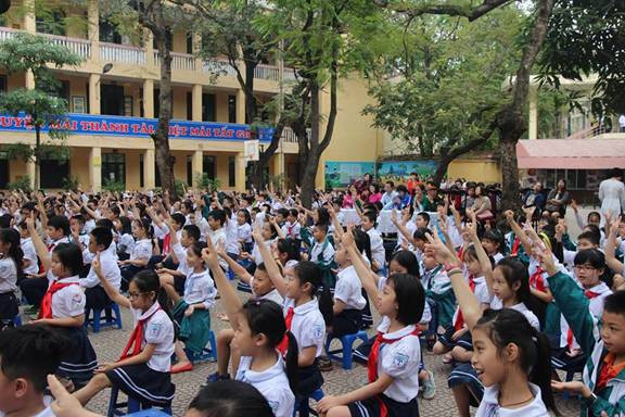 Các em học sinh khối 3 và khối 4 Trường Tiểu học Trung Tự hào hứng với các chương trình Các em học sinh khối 3 và khối 4 Trường Tiểu học Trung Tự hào hứng với các chương trình