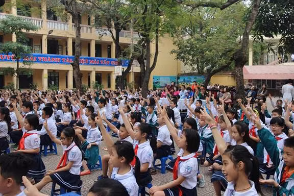 Các em học sinh khối 3 và khối 4 Trường Tiểu học Trung Tự hào hứng với các chương trình