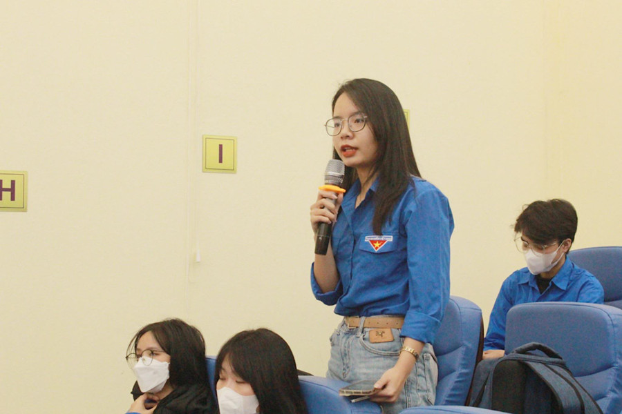 Sinh viên trường Đại học Kỹ thuật Công nghiệp đặt câu hỏi tại toạ đàm. Sinh viên trường Đại học Kỹ thuật Công nghiệp đặt câu hỏi tại toạ đàm.