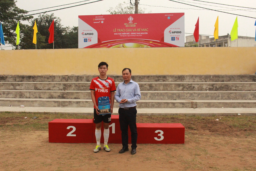 BTC trao thưởng cho cầu thủ ghi nhiều bàn thắng nhất giải đấu năm nay. BTC trao thưởng cho cầu thủ ghi nhiều bàn thắng nhất giải đấu năm nay.