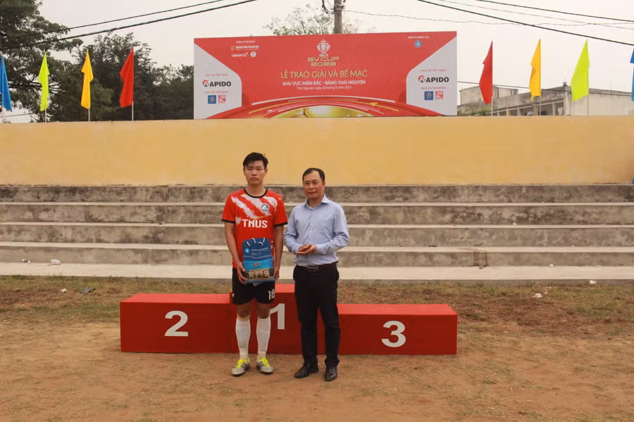 BTC trao thưởng cho cầu thủ ghi nhiều bàn thắng nhất giải đấu năm nay.