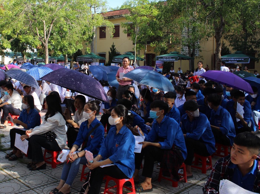 Để học sinh lựa chọn ngành nghề phù hợp, cần có sự tư vấn định hướng của gia đình và các tổ chức xã hội. Để học sinh lựa chọn ngành nghề phù hợp, cần có sự tư vấn định hướng của gia đình và các tổ chức xã hội.