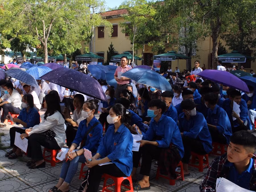 Để học sinh lựa chọn ngành nghề phù hợp, cần có sự tư vấn định hướng của gia đình và các tổ chức xã hội. Để học sinh lựa chọn ngành nghề phù hợp, cần có sự tư vấn định hướng của gia đình và các tổ chức xã hội.