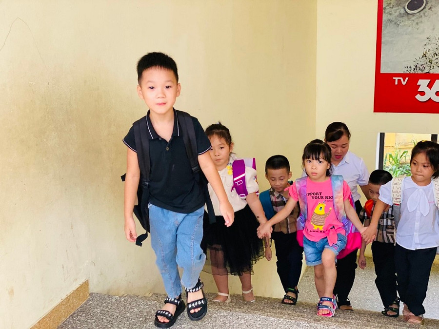 Học sinh lớp 1 trường Tiểu học Trường Thành (TP. Tuyên Quang) được các cô giáo đón ngoài cổng và dẫn vào lớp học để làm quen với thầy cô và bạn bè. Học sinh lớp 1 trường Tiểu học Trường Thành (TP. Tuyên Quang) được các cô giáo đón ngoài cổng và dẫn vào lớp học để làm quen với thầy cô và bạn bè.