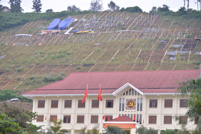 Dự án lắp dựng khẩu hiệu được thi công trên đồi Ông Tượng, phía sau trụ sở Tỉnh uỷ, UBND tỉnh Hoà Bình. Ảnh: Gia Chính