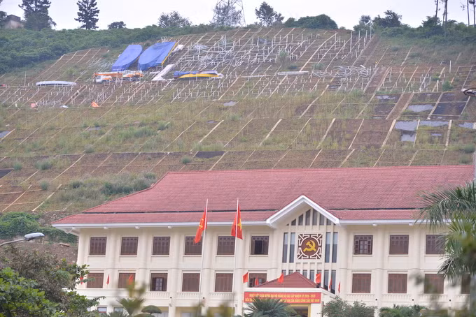 Dự án lắp dựng khẩu hiệu được thi công trên đồi Ông Tượng, phía sau trụ sở Tỉnh uỷ, UBND tỉnh Hoà Bình. Ảnh: Gia Chính