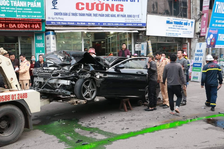 Hà Nội: Ô tô “điên” gây tai nạn liên hoàn, hất văng cụ già đi bộ tử vong 