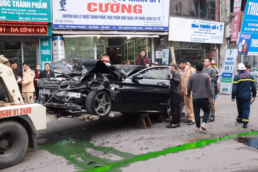 Hà Nội: Ô tô “điên” gây tai nạn liên hoàn, hất văng cụ già đi bộ tử vong 