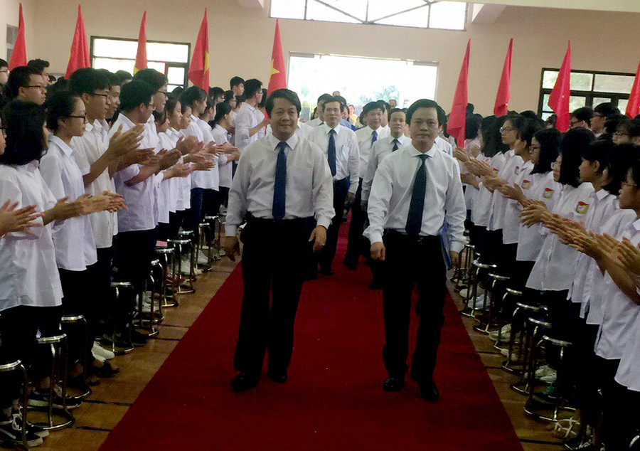 Đồng chí Hoàng Dân Mạc - Bí thư Tỉnh ủy, Chủ tịch HĐND tỉnh Phú Thọ dự lễ khai giảng tại trường THPT Chuyên Hùng Vương