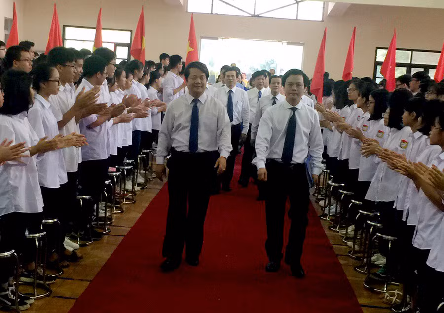 Đồng chí Hoàng Dân Mạc - Bí thư Tỉnh ủy, Chủ tịch HĐND tỉnh Phú Thọ dự lễ khai giảng tại trường THPT Chuyên Hùng Vương