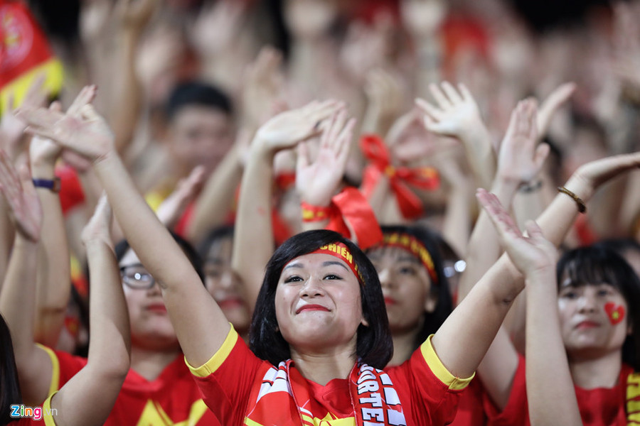 Các CĐV nữ phấn khích ăn mừng chiến thắng của tuyển Việt Nam hình ảnh 5 Cac CDV nu phan khich an mung chien thang cua tuyen Viet Nam hinh anh 5