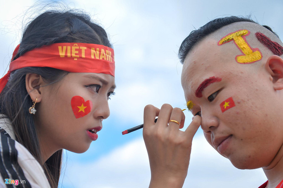 Nữ CĐV phấn khích ăn mừng chiến thắng của tuyển Việt Nam ảnh 1 Cac CDV nu phan khich an mung chien thang cua tuyen Viet Nam hinh anh 1