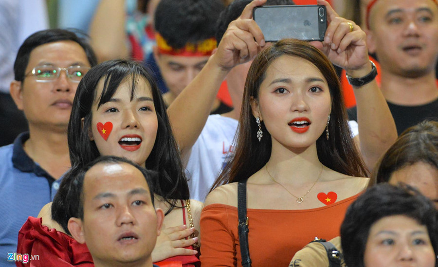 Nữ CĐV phấn khích ăn mừng chiến thắng của tuyển Việt Nam ảnh 8 Cac CDV nu phan khich an mung chien thang cua tuyen Viet Nam hinh anh 8