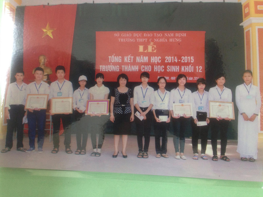 Cô Trần Thị Sự - Hiệu trưởng nhà trường trao giải cho học sinh giỏi Cô Trần Thị Sự - Hiệu trưởng nhà trường trao giải cho học sinh giỏi