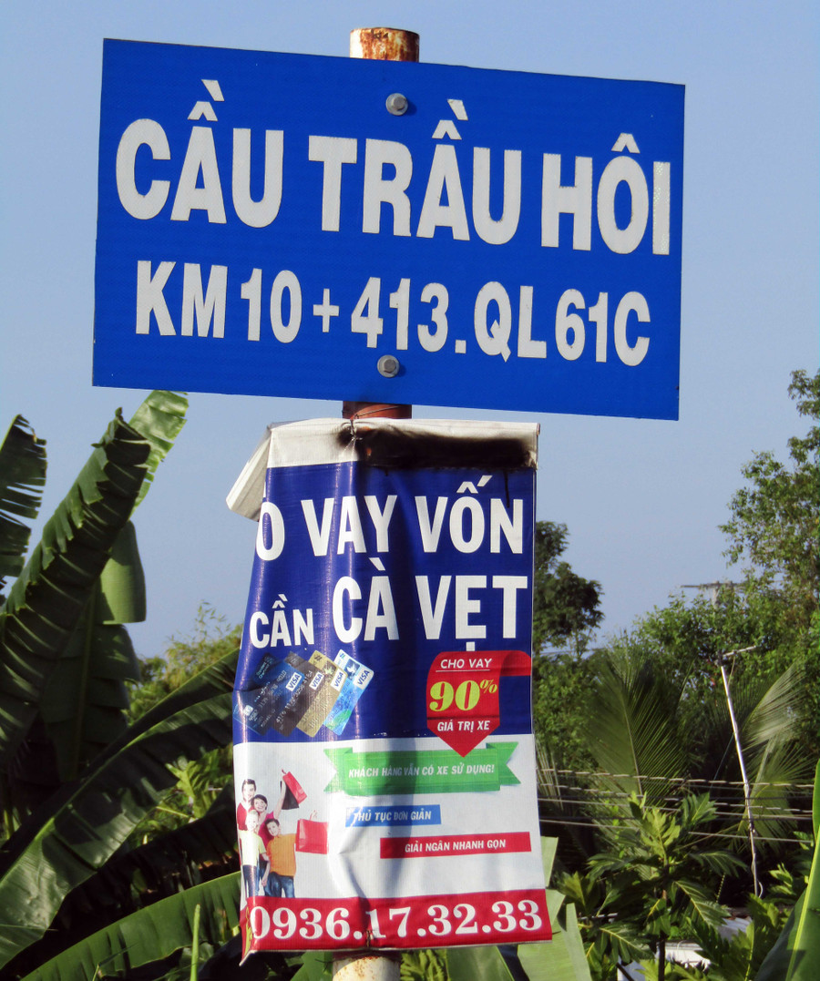 Rao vặt lấn biển báo cầu (ảnh chụp ngày 13/11)