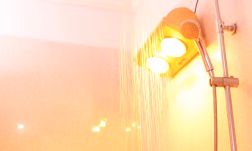 Đèn sưởi nên lắp sát trần nhà, giảm ảnh hưởng của hơi nước.