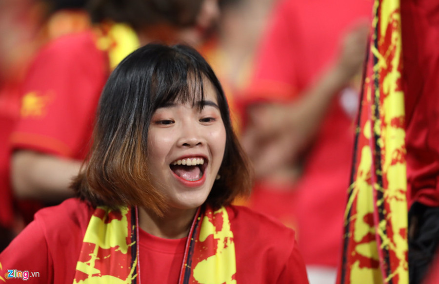 Nữ CĐV phấn khích ăn mừng chiến thắng của tuyển Việt Nam ảnh 4 Cac CDV nu phan khich an mung chien thang cua tuyen Viet Nam hinh anh 4