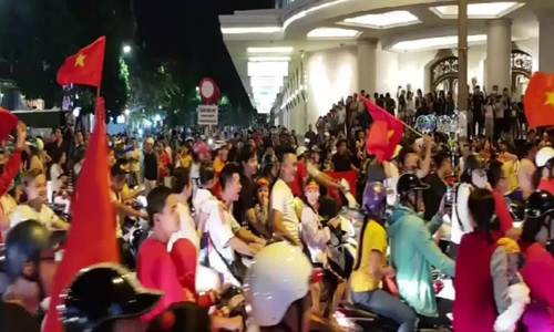 Cổ động viên ở ngã tư Hàng Bài - Hai Bà Trưng