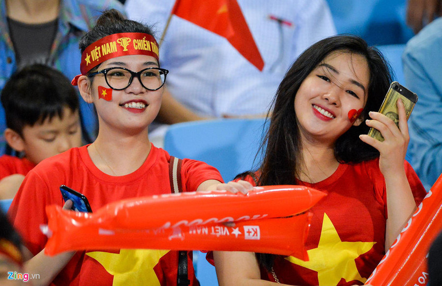 Nữ CĐV phấn khích ăn mừng chiến thắng của tuyển Việt Nam ảnh 10 Cac CDV nu phan khich an mung chien thang cua tuyen Viet Nam hinh anh 10