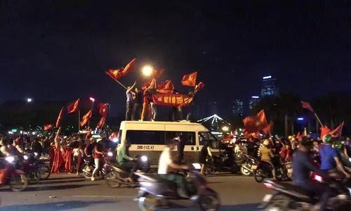 Cổ động viên bên ngoài sân Mỹ Đình