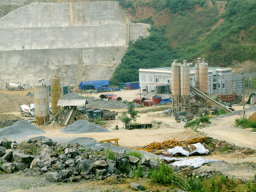 Công trình thủy điện sông Mã 3 tạm dừng thi công từ ngày 15/9 - 9/10/2018, do người dân lập chốt chặn đường chở vật liệu vào công trường