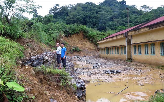 Điểm trường tiểu học Thượng Nông mặc dù đã được kè nhưng chỉ sau 1 trận mưa lớn đất đá tiếp tục tràn qua, nguy cơ mất an toàn.