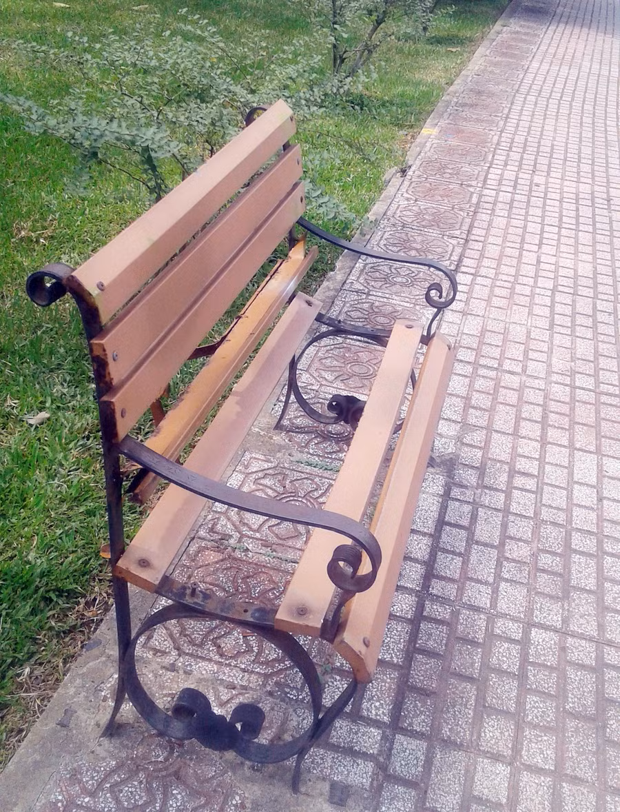 Một trong những chiếc ghế không thể sử dụng bên bờ kênh