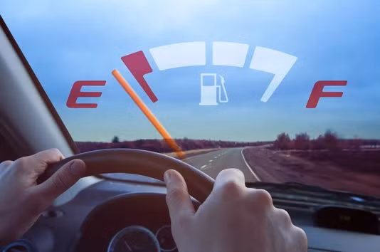 Làm thế nào khi ô tô hết xăng giữa đường?