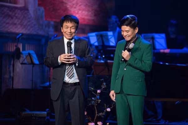 Phú Quang và Tấn Minh trong một chương trình âm nhạc. Vị nhạc sĩ nói, ông rất phũ, sẵn sàng chê bai khi hướng dẫn ca sĩ hát nhạc của mình.