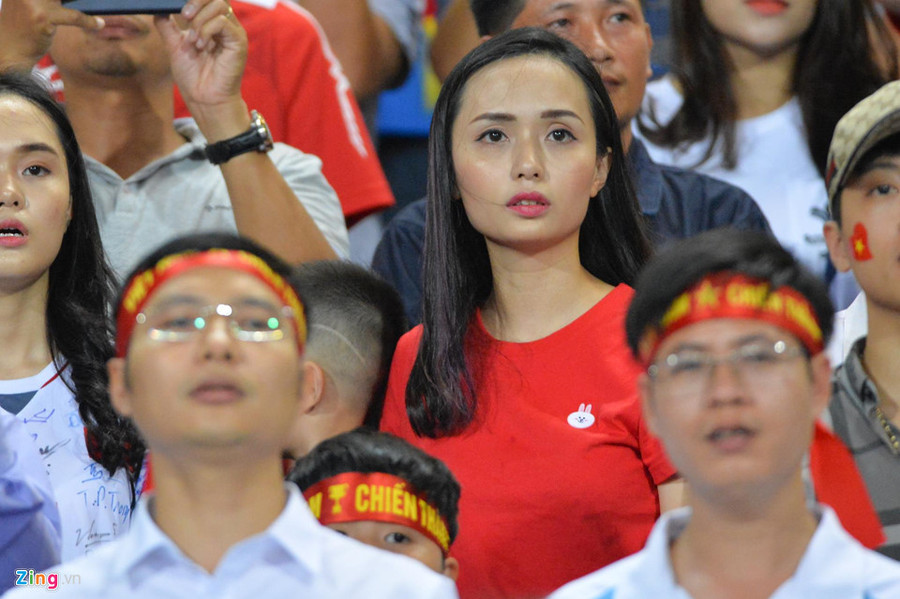 Nữ CĐV phấn khích ăn mừng chiến thắng của tuyển Việt Nam ảnh 9 Cac CDV nu phan khich an mung chien thang cua tuyen Viet Nam hinh anh 9