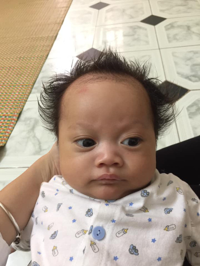 Vừa cuốn lô vừa ngậm ti giả, em bé mặt méo xệch nhận thành quả tóc dựng ngược chẳng giống ai - Ảnh 5. Vừa cuốn lô vừa ngậm ti giả, em bé mặt méo xệch nhận thành quả tóc dựng ngược chẳng giống ai - Ảnh 5.