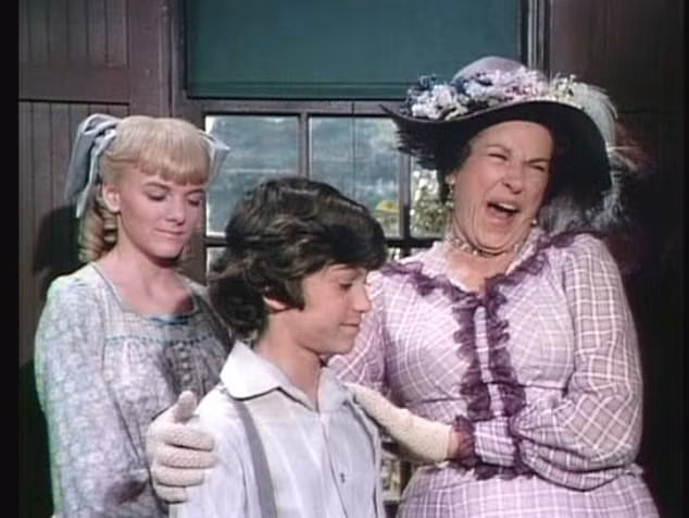  Nữ diễn viên Katherine MacGregor (ngoài cùng bên phải) trong “Ngôi nhà nhỏ trên thảo nguyên” 