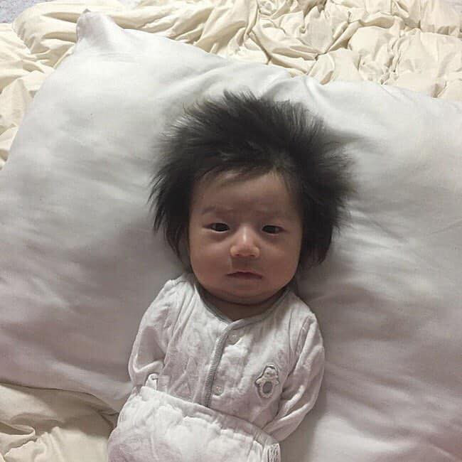 Vừa cuốn lô vừa ngậm ti giả, em bé mặt méo xệch nhận thành quả tóc dựng ngược chẳng giống ai - Ảnh 3. Vừa cuốn lô vừa ngậm ti giả, em bé mặt méo xệch nhận thành quả tóc dựng ngược chẳng giống ai - Ảnh 3.