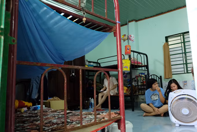 30 giáo viên sống trong nhà công vụ dột nát ven Sài Gòn