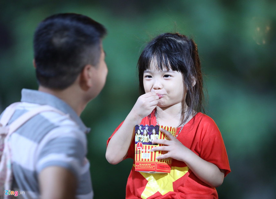 Nữ CĐV phấn khích ăn mừng chiến thắng của tuyển Việt Nam ảnh 2 Cac CDV nu phan khich an mung chien thang cua tuyen Viet Nam hinh anh 2