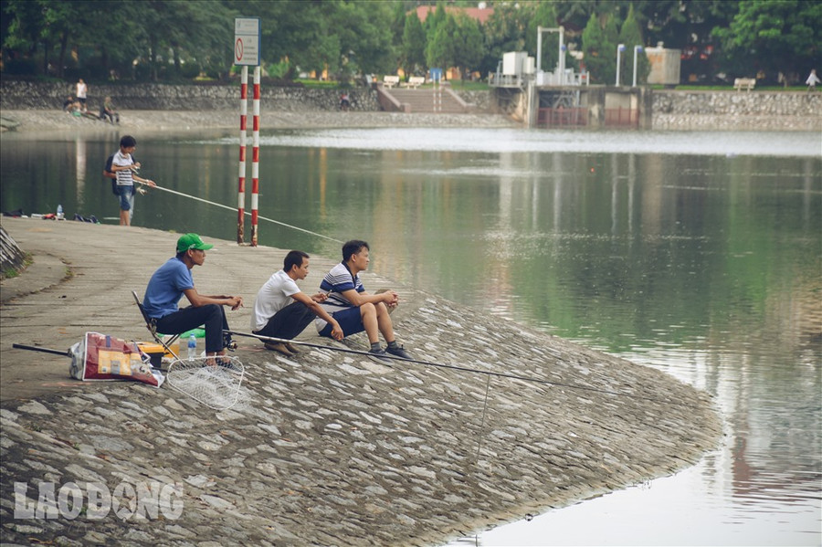 Một trong những công viên đẹp nhất Thủ đô: Ngổn ngang nát tươm như bãi rác ảnh 2 Công viên rất rộng và đẹp, có đường đi quanh hồ được kè đá cẩn thận và đài phun nước hoành tráng ở chính giữa hồ. Với những hàng cây cổ thụ quanh hồ, công viên này trở thành “lá phổi” của khu vực quận Ba Đình và là nơi tập thể dục lý tưởng cho mọi người xung quanh.