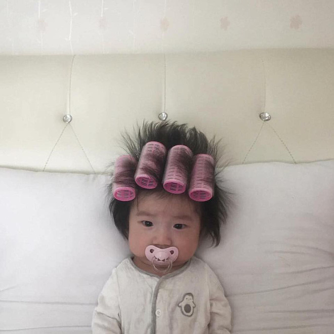 Vừa cuốn lô vừa ngậm ti giả, em bé mặt méo xệch nhận thành quả tóc dựng ngược chẳng giống ai - Ảnh 1. Vừa cuốn lô vừa ngậm ti giả, em bé mặt méo xệch nhận thành quả tóc dựng ngược chẳng giống ai - Ảnh 1.