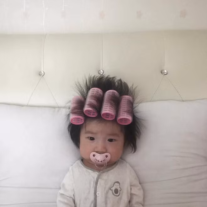 Vừa cuốn lô vừa ngậm ti giả, em bé mặt méo xệch nhận thành quả tóc dựng ngược chẳng giống ai - Ảnh 1.
