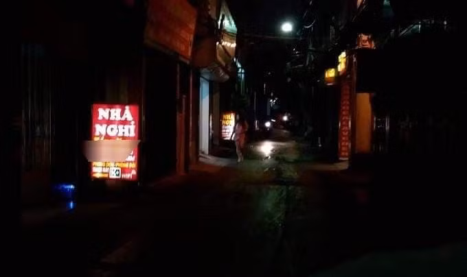 Khoác tay người đẹp vào nhà nghỉ, cụ ông 75 tuổi khiến lễ tân tái mặt