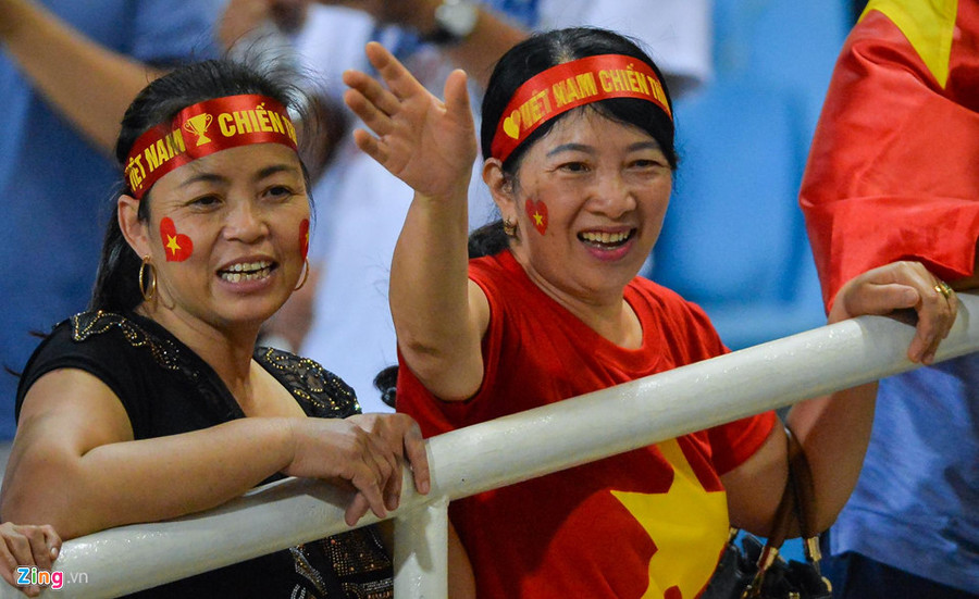 Nữ CĐV phấn khích ăn mừng chiến thắng của tuyển Việt Nam ảnh 7 Cac CDV nu phan khich an mung chien thang cua tuyen Viet Nam hinh anh 7