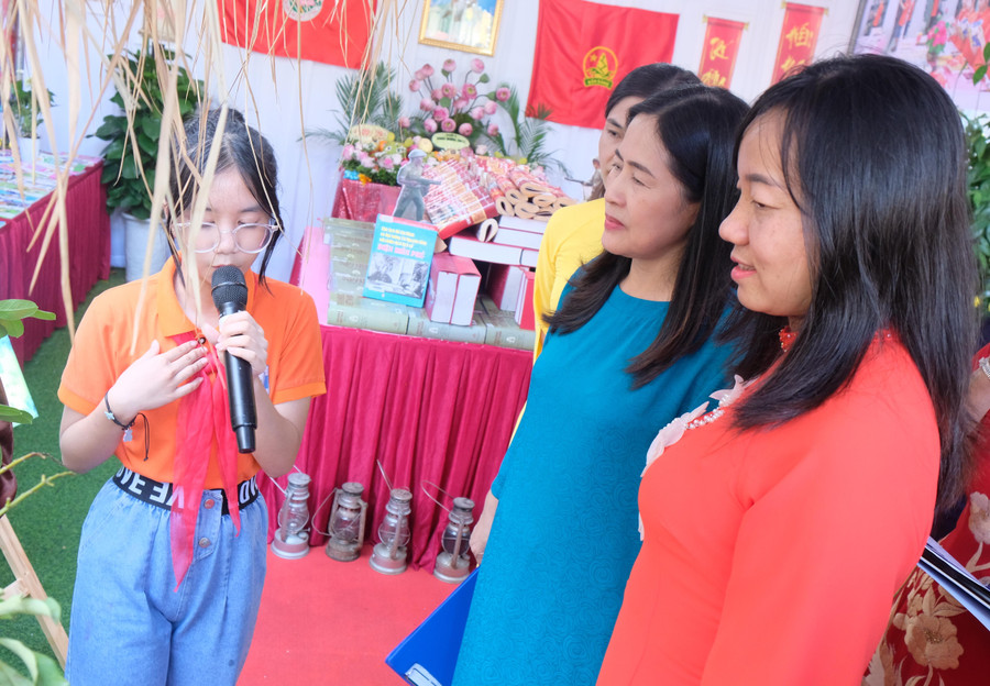 Học sinh thuyết trình về ý tưởng những mô hình trưng bày trong trại.