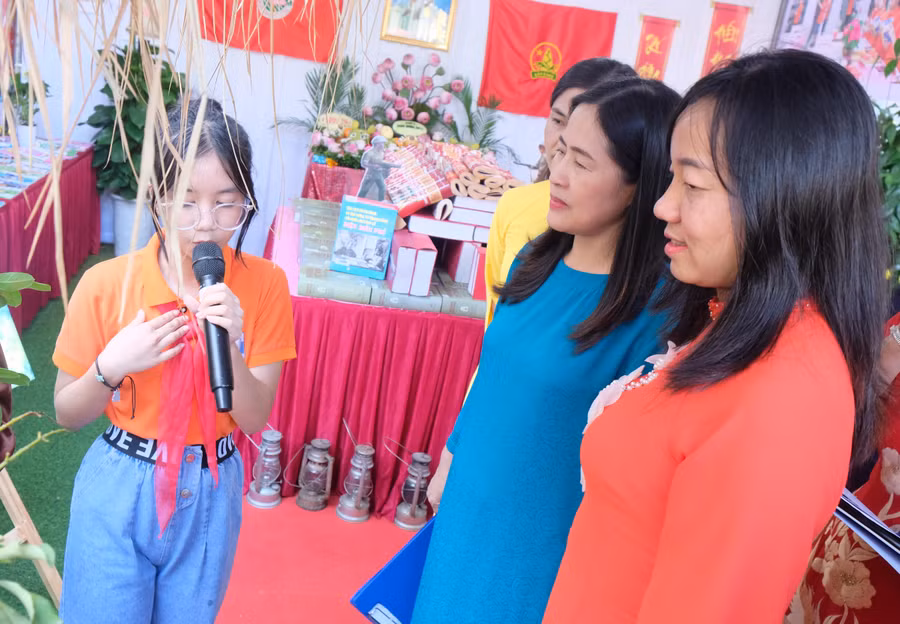 Học sinh thuyết trình về ý tưởng những mô hình trưng bày trong trại.