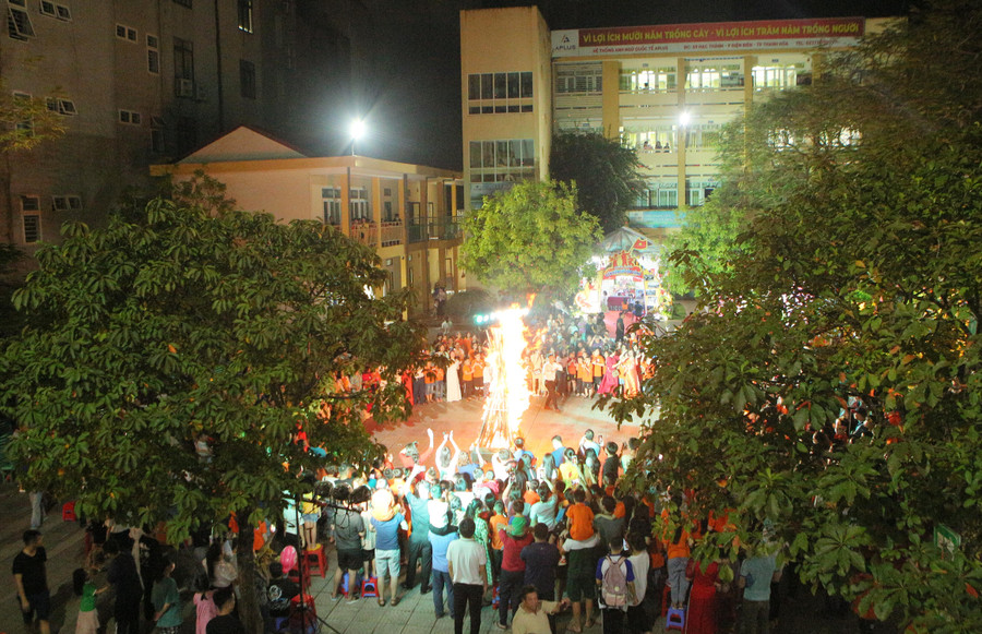 Giáo viên, học sinh và phụ huynh Trường Tiểu học Điện Biên 1 cùng giao lưu đốt lửa trại trong buổi lễ kỷ niệm ngày Nhà giáo Việt Nam 20/11.