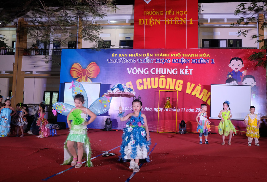 Một tiết mục thời trang với chủ đề &quot;Bảo vệ môi trường&quot; được biểu diễn trong buổi lễ chào mừng ngày Nhà giáo Việt Nam.