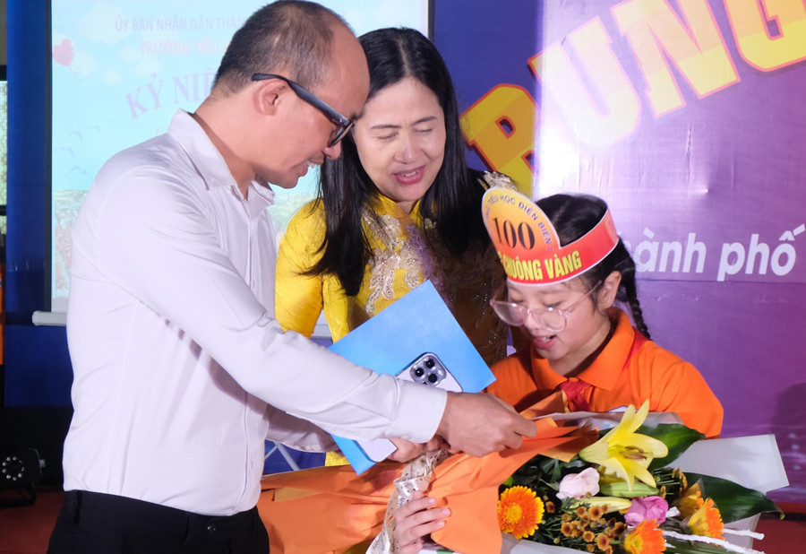 Em Bảo Ngọc nhận quà từ một đơn vị doanh nghiệp.