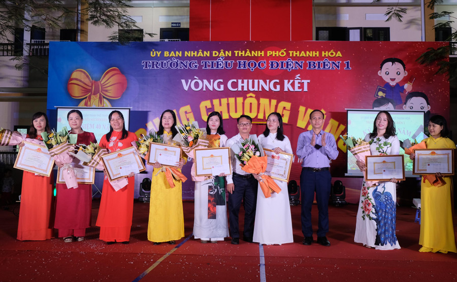 Quyền Trưởng Phòng GD&amp;ĐT TP Thanh Hoá biểu dương các giáo viên có thành tích xuất sắc.