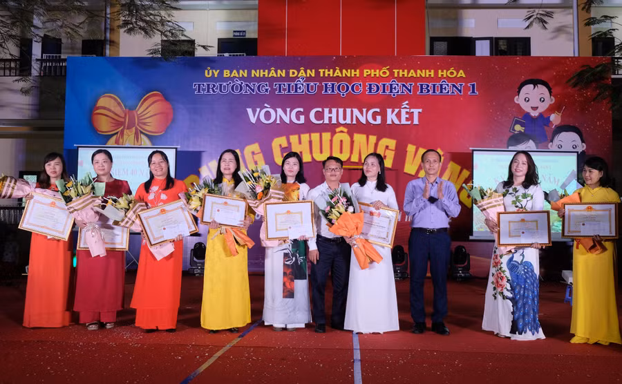 Quyền Trưởng Phòng GD&amp;ĐT TP Thanh Hoá biểu dương các giáo viên có thành tích xuất sắc.